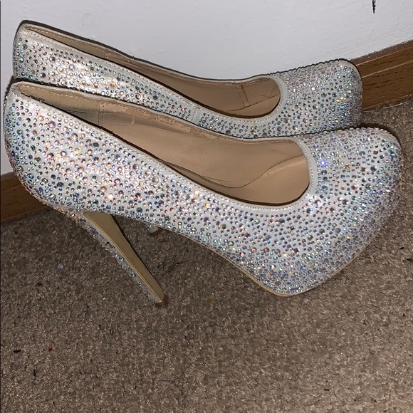 Charlotte Russe Silver Jeweled Shoes Size 8 - Picture 2 of 7